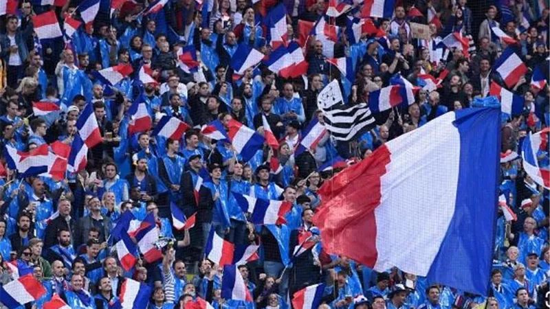 وفاة واعتقالات في احتفالات الجماهير الفرنسية