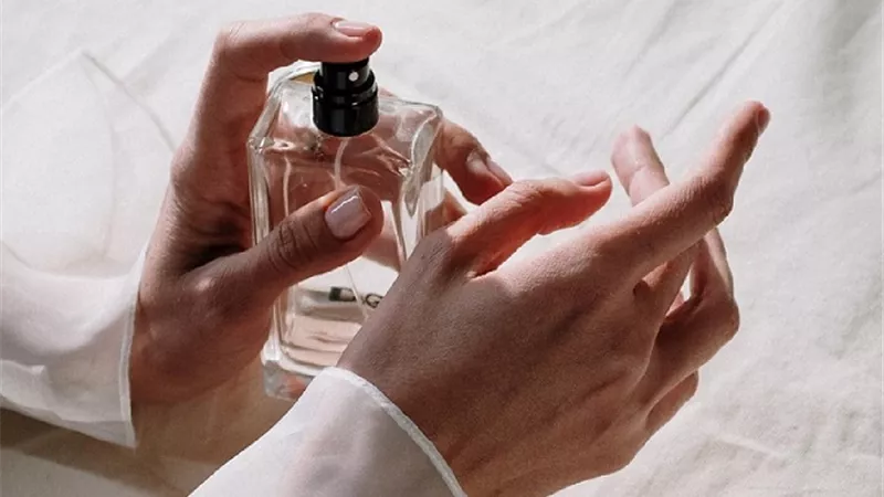 طرق سهلة ليدوم عطرك لوقت طويل