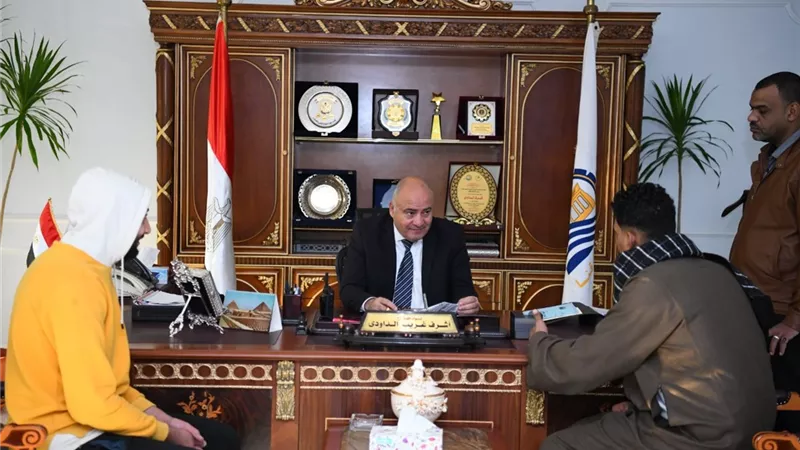 محافظ قنا يستقبل عددا من المواطنين لبحث شكاواهم ومطالبهم