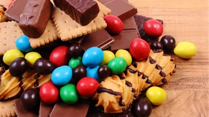 كمية الحلوى المسموح للطفل تناولها يومياً .. طبيب يكشف