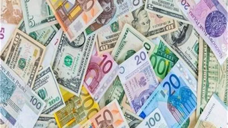 أسعار العملات اليوم.. استقرار الدولار واليورو والإسترليني