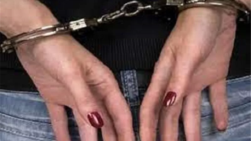 ضبط موظفة لقيامها بإدارة شركة سياحية بدون ترخيص