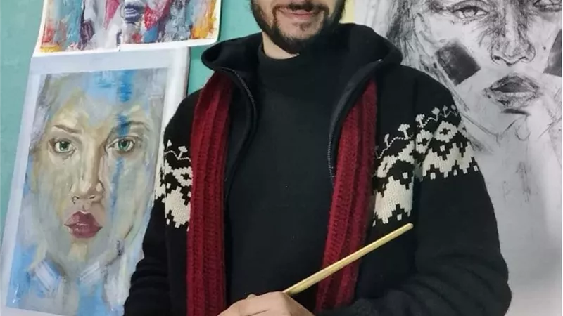 رجب علاء موهبة فريدة تجيد الرسم بالعسل والملح