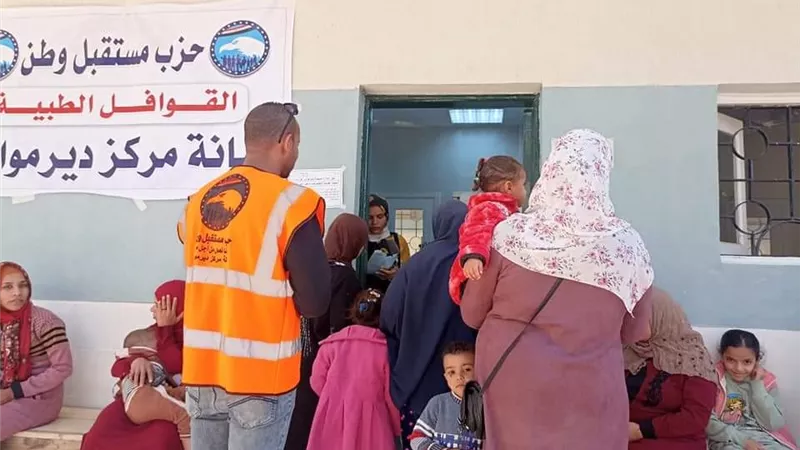 الكشف على ١٢١ حالة في قافلة مستقبل وطن الطبية بديرمواس بالمنيا