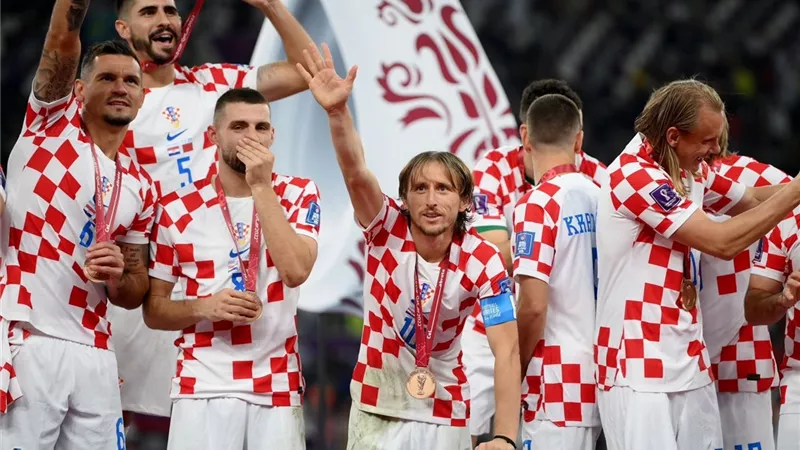 فيديو .. لاعبو المنتخب الكرواتي يتسلمون الميداليات البرونزية