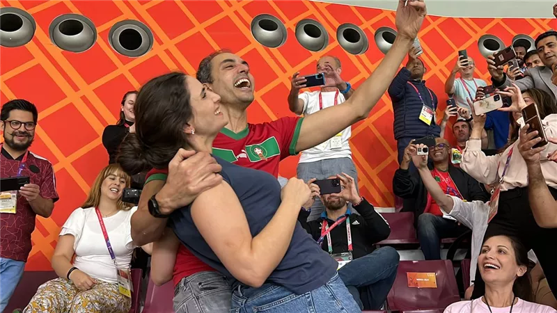 لبناني يتقدم لخطبة صديقته فى مدرجات مباراة المغرب وكرواتيا .. صور