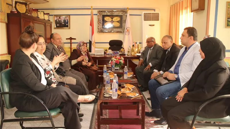 وفد هيئة إنقاذ الطفولة يبحث مشروع قرية متعلمة لمدارس بنى سويف