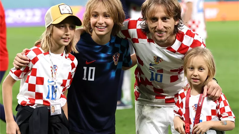 مودريتش يحتفل ببرونزية كأس العالم مع أبنائه فى الملعب .. صور