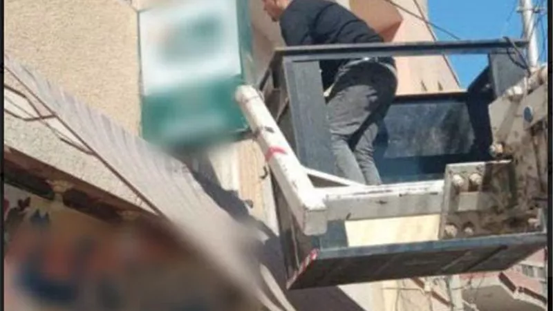 إزالة الإعلانات المخالفة بمراكز ومدن الشرقية