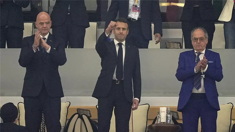 نجم منتخب فرنسا يقبل دعوة ماكرون.. وموقف مفاجيء من بنزيما