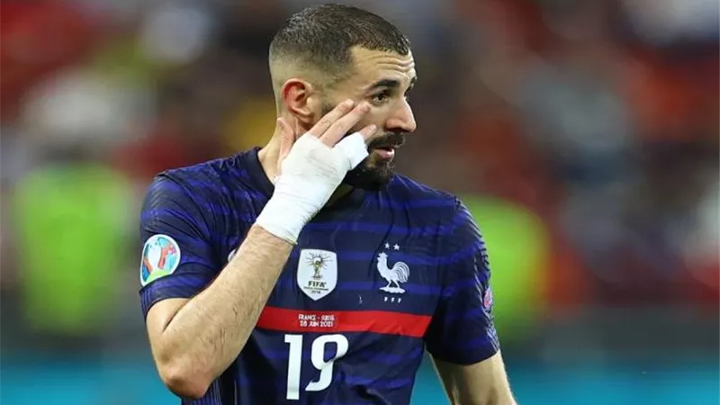 تفاصيل مثيرة في أزمة بنزيما مع منتخب فرنسا قبل انطلاق النهائي