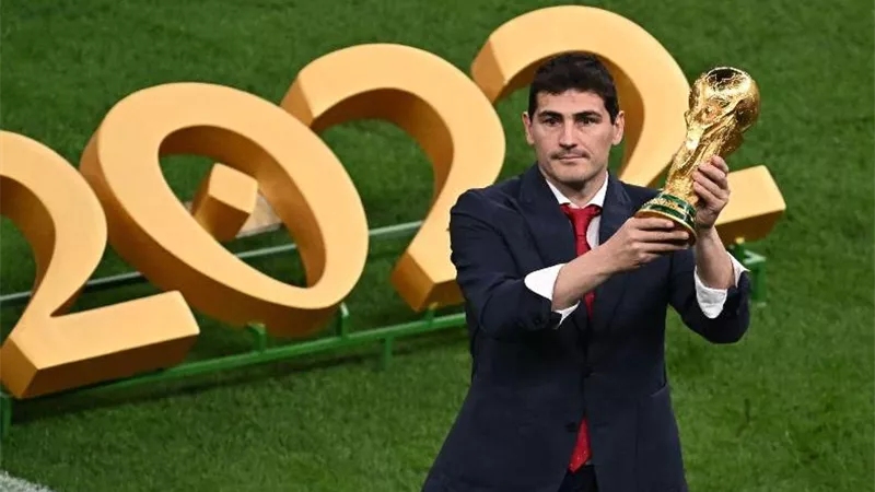 كاسياس يقدم النسخة الأصلية من كأس العالم 2022 - شاهد