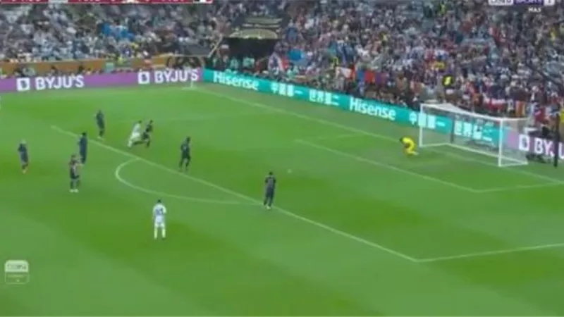 لوريس يتصدى لتصويبة صاروخية للاعب الأرجنتين.. فيديو