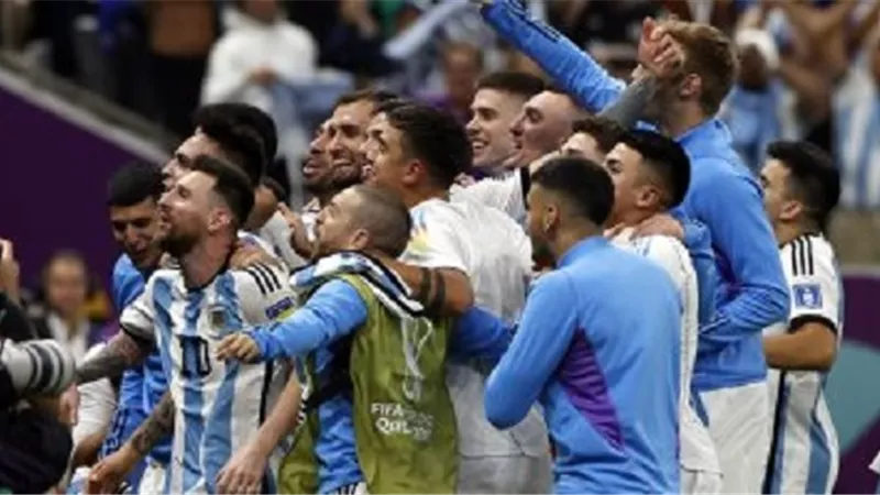شاهد إحتفال ميسي مع جماهير التانجو بعد حصد كأس العالم