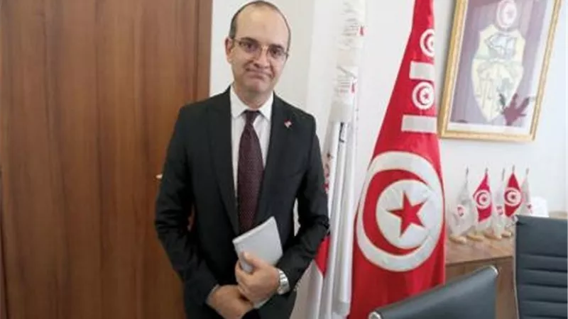 رئيس هيئة الانتخابات التونسية يتفقد مركزين لفرز نتائج انتخابات النواب