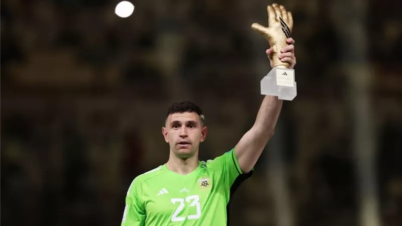 إيمليانو مارتينيز أفضل حارس مرمى في كأس العالم