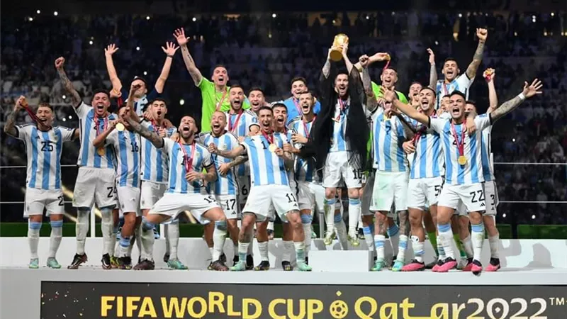 شاهد أبرز عنواين الصحف العالمية بعد تتويج الأرجنتين بكأس العالم