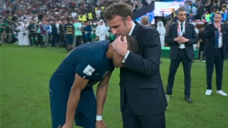 ماكرون مواسيا منتخب بلاده بعد خسارة المونديال: 
