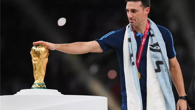 مدرب الأرجنتين يدافع عن مبابي بعد التتويج بكأس العالم