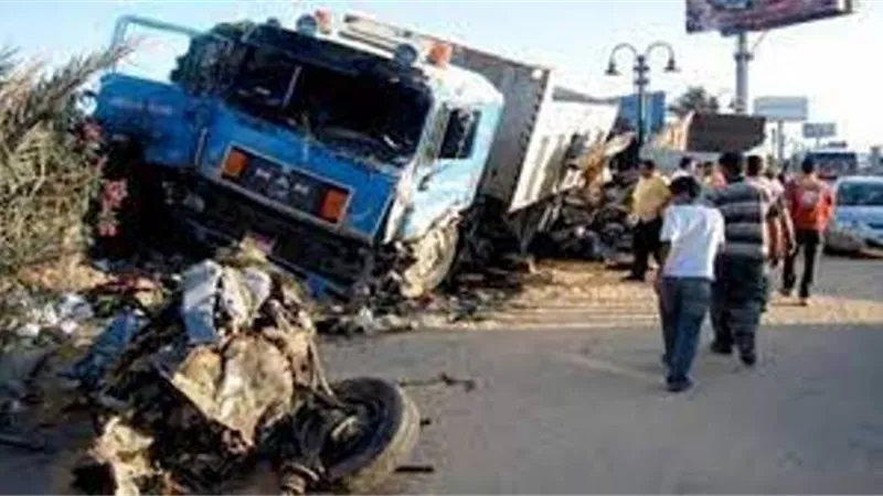 مصرع مواطن في تصادم سيارتين نقل بطريق أسيوط الغربي
