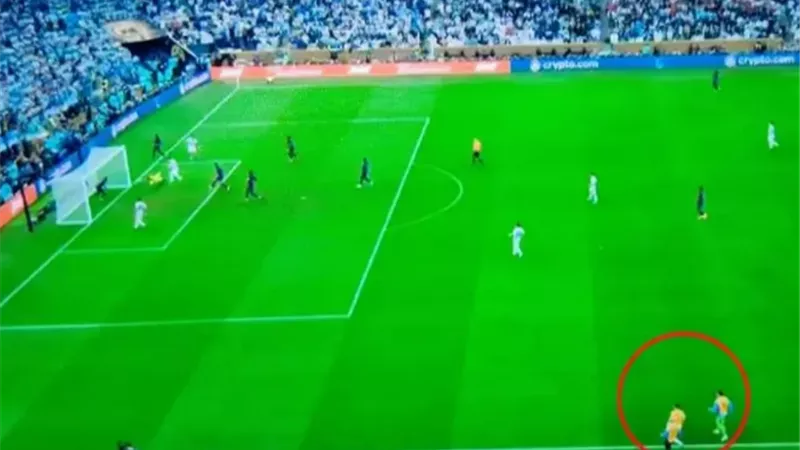 حقيقة حرمان فرنسا من التتويج بكأس العالم بسبب خطأ تحكيمي