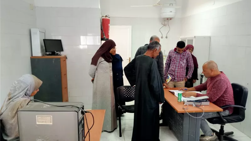 إحالة 8 أطباء وعمال للتحقيق لتغيبهم عن العمل في أبومناع غرب بدشنا