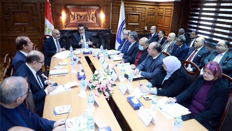 وزير الصحة يعقد اجتماعًا مع أعضاء مجلس إدارة هيئة التأمين الصحي