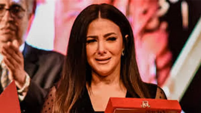 سرعدم استلام دنيا سميرغانم جائزة أفضل ممثلة في الديرجسيت