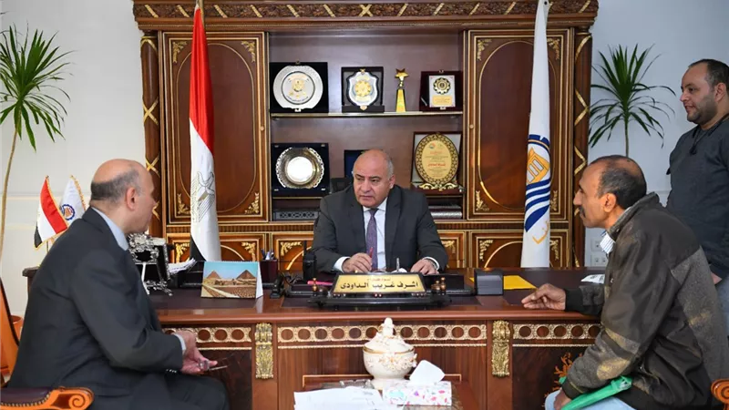 محافظ قنا يستقبل ٧٥ مواطنا لبحث شكاواهم ومطالبهم