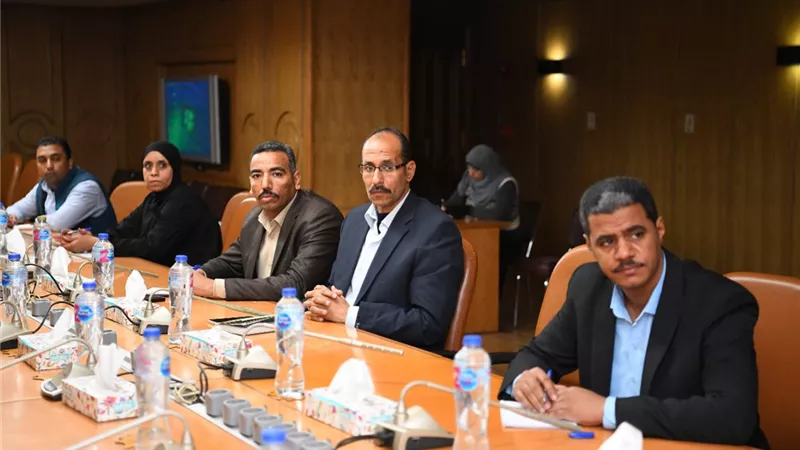 نائب محافظ قنا يتابع دور منظومة المراكز التكنولوجية
