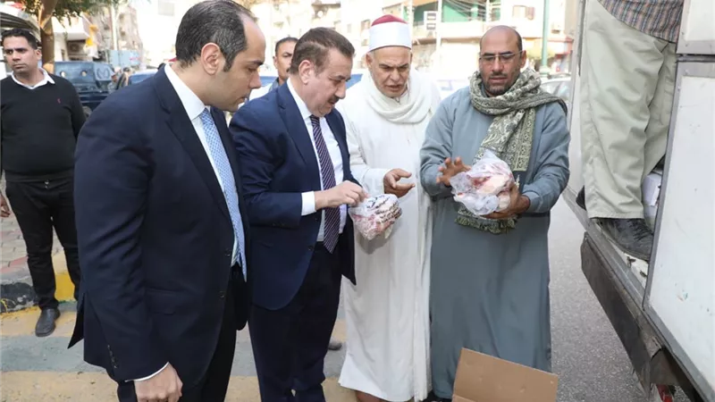 محافظ المنوفية يشهد تسليم لحوم صكوك الإطعام