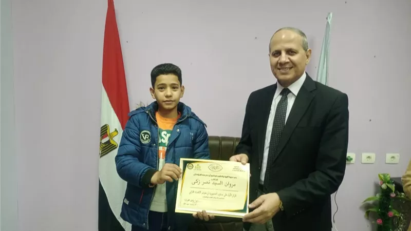 مدير تعليم كفر الشيخ يكرم المخترع الصغير على مستوى الجمهورية
