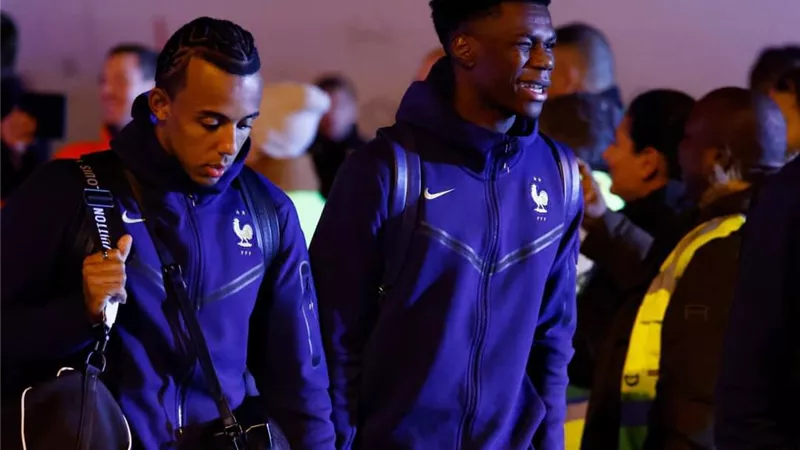 بالفيديو .. منتخب فرنسا يصل باريس وسط تشجيع محبيه وبكاء لاعبيه