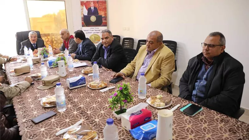 محافظ المنيا يناقش تنفيذ مشروع تطوير عواصم المحافظات