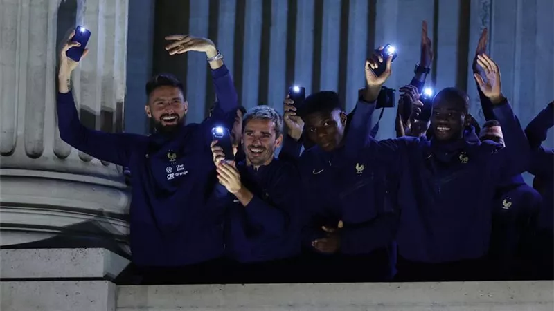 لاعبو فرنسا يلتزمون الصمت بالرغم من الاستقبال المهيب في باريس
