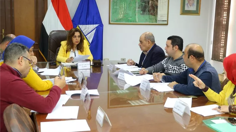 محافظ دمياط تتابع معدلات تنفيذ مشروعات الخطة الإستثمارية