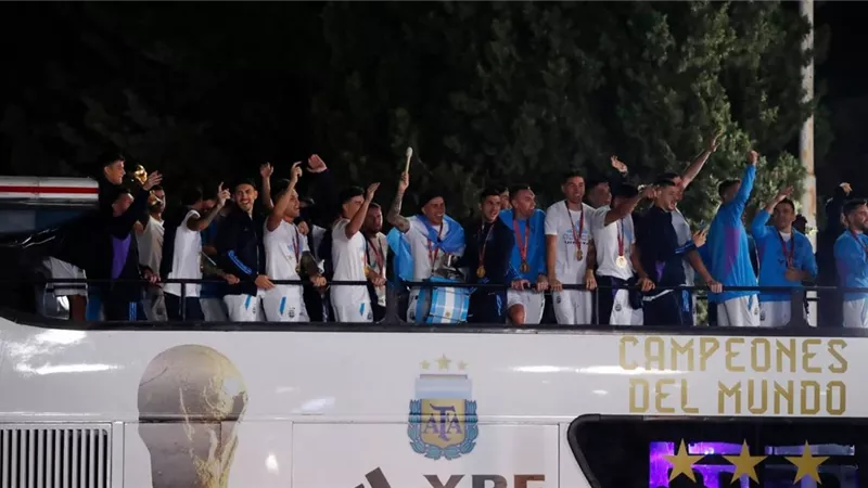 شاهد.. ميسي ينجو من الموت أثناء احتفالات التتويج بكأس العالم