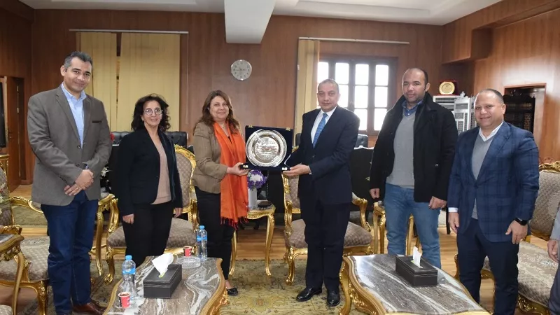 رئيس جامعة بني سويف يستقبل وفد الجامعة الأمريكية