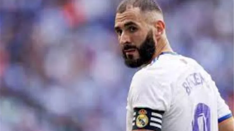 بنزيما يعلن اعتزال اللعب دوليا