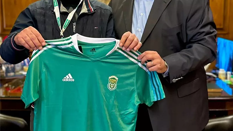مصيلحي يكرم مشجع الاتحاد 