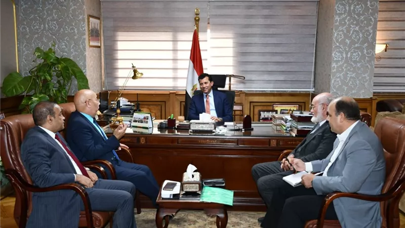 وزير الرياضة يلتقي رئيس الإتحاد المصري للكاراتيه