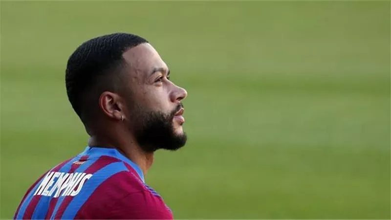 سبورت : ممفيس ديباي قد يرحل عن برشلونة الى الدوري الإنجليزي