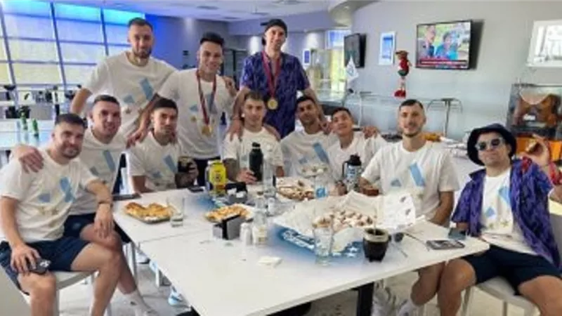 لاعبو منتخب الأرجنتين يتناولون الافطار قبل انطلاق الاحتفالات
