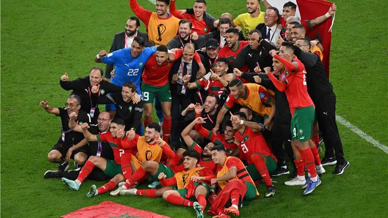 شوارع الرباط تتزين بالأعلام استعدادا لاستقبال نجوم المنتخب المغربي
