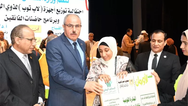 تسليم أجهزة اللاب توب لذوى الهمم البصرية بجامعة القناة