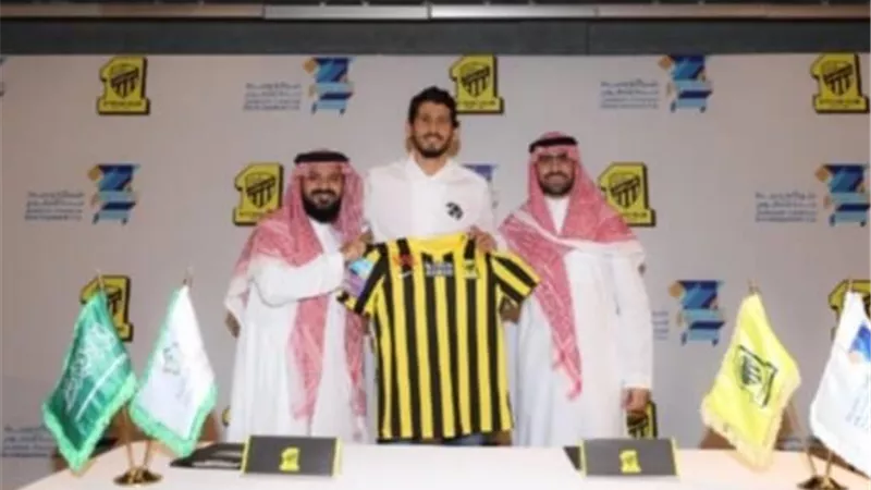 رئيس اتحاد جدة ونائبه يشيدا بـ أحمد حجازي بعد تجديد عقده .. صور