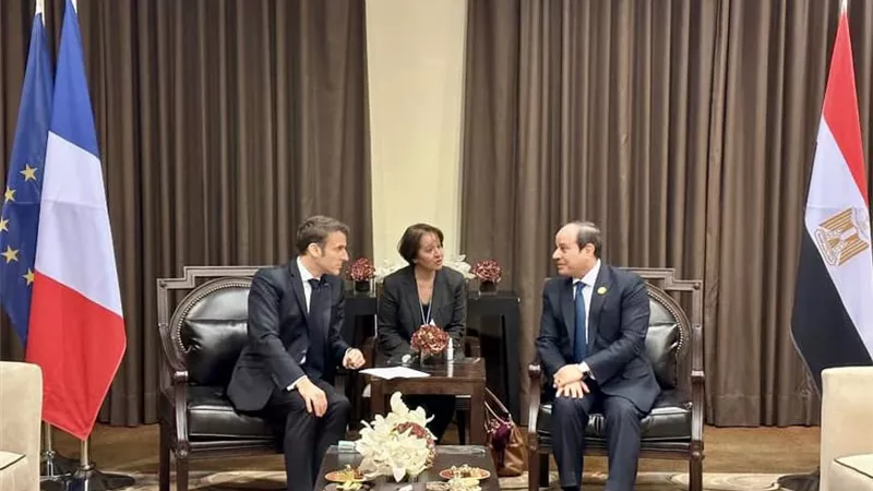 الرئيس السيسي يبحث مع ماكرون عدداً من القضايا الاقليمية والدولية ذات الاهتمام المشترك