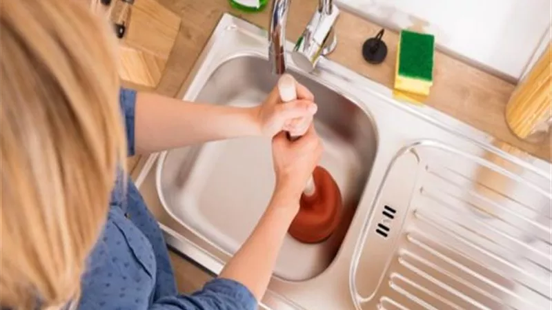 طريقة لحل انسداد حوض المطبخ