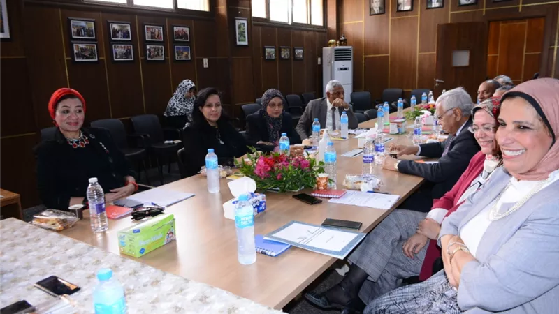 نائب رئيس جامعة أسيوط تترأس اجتماع لجنة المختبرات والأجهزة العلمية
