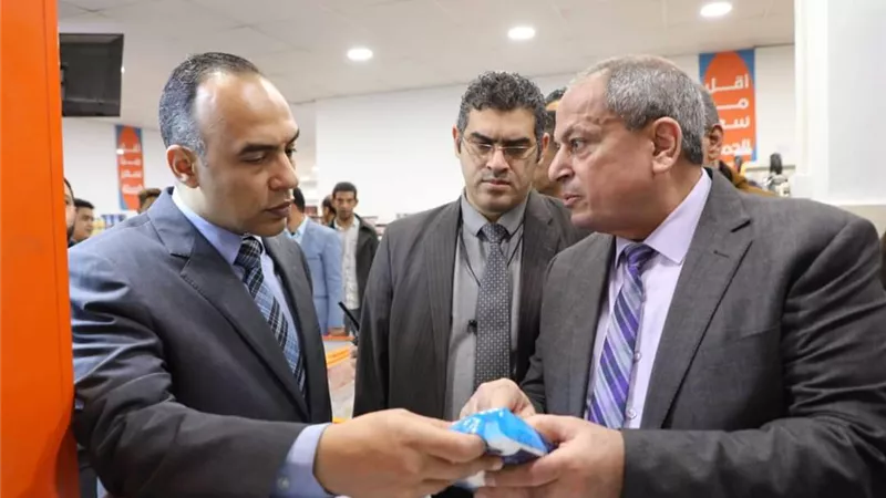 محافظ المنيا يكلف نائبه بمتابعة توافر السلع الأساسية بالأسواق